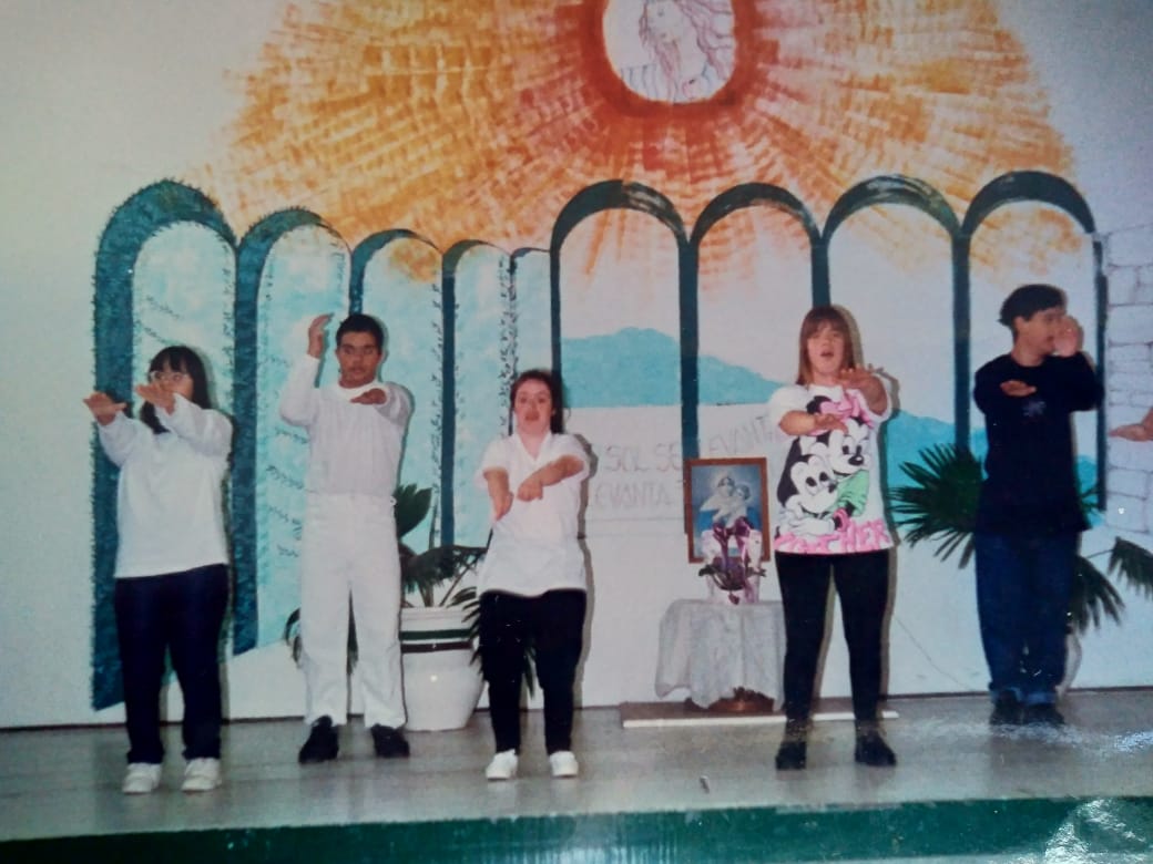 Apresentação da coreografia da música Macarena, classe especial (1997)